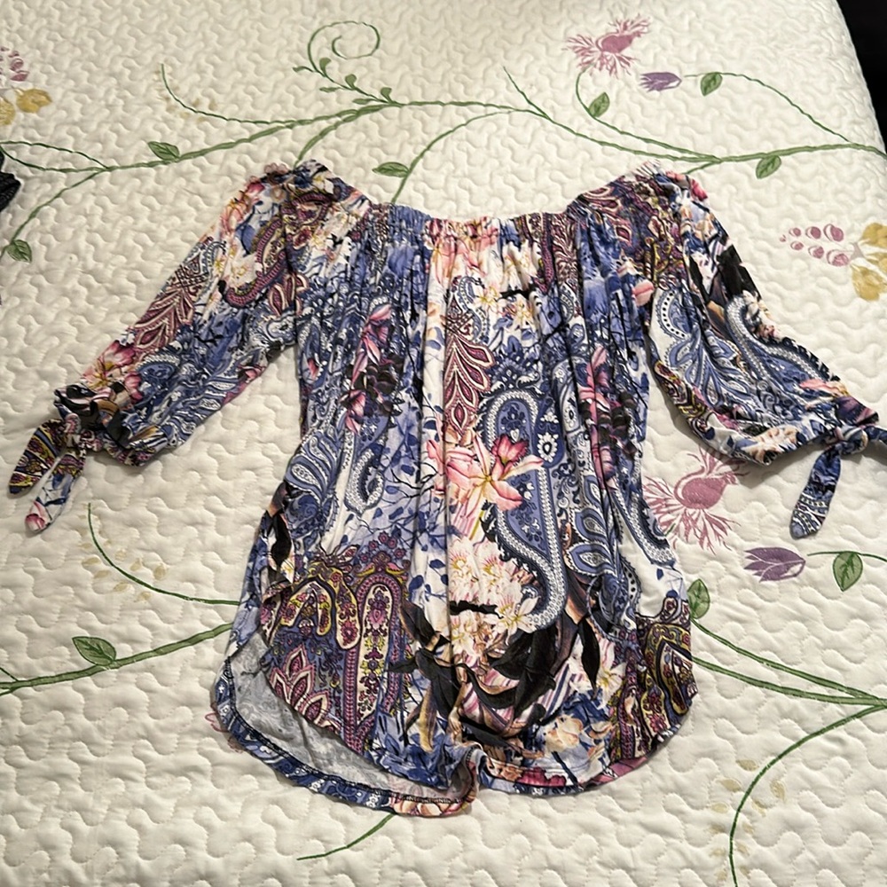 Adorable on or off shoulder Boho  top